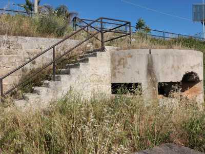 Attraverso una scaletta che costeggia un�altra casamatta, decidiciamo di scendere nella lama per entrare l� dove dagli anni 60 fino ai primi anni 90 tanti giovanissimi baresi si sono riuniti per giocare a interminabili partite di calcio